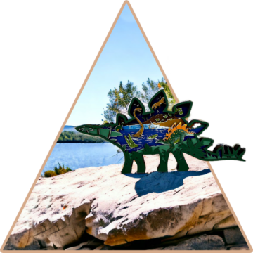 'Stegosaurus Földje'  kézzel festett 3D dekoráció